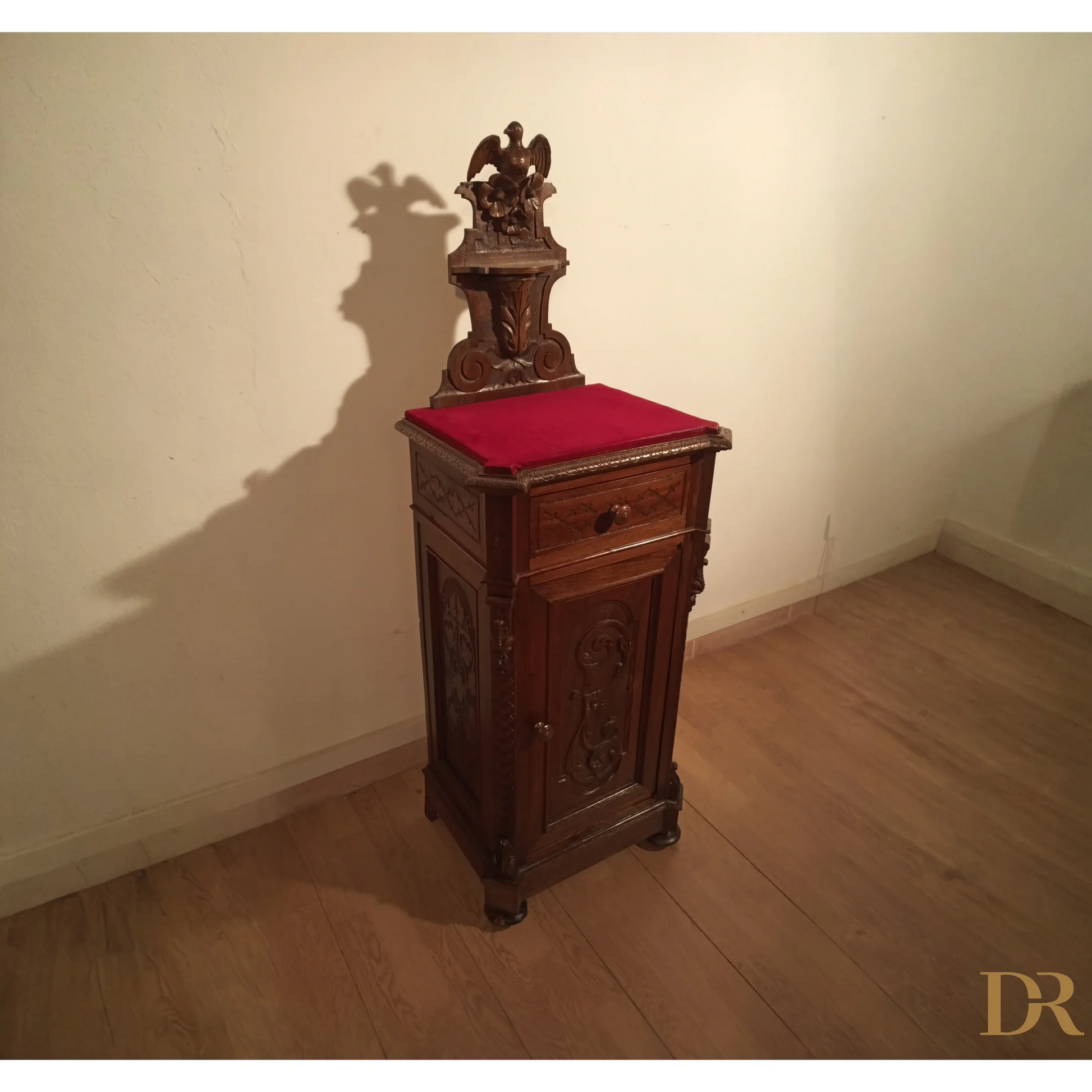 Piccolo mobile in legno con cuscino rosso del set cassettiera italiana noce, XIX secolo