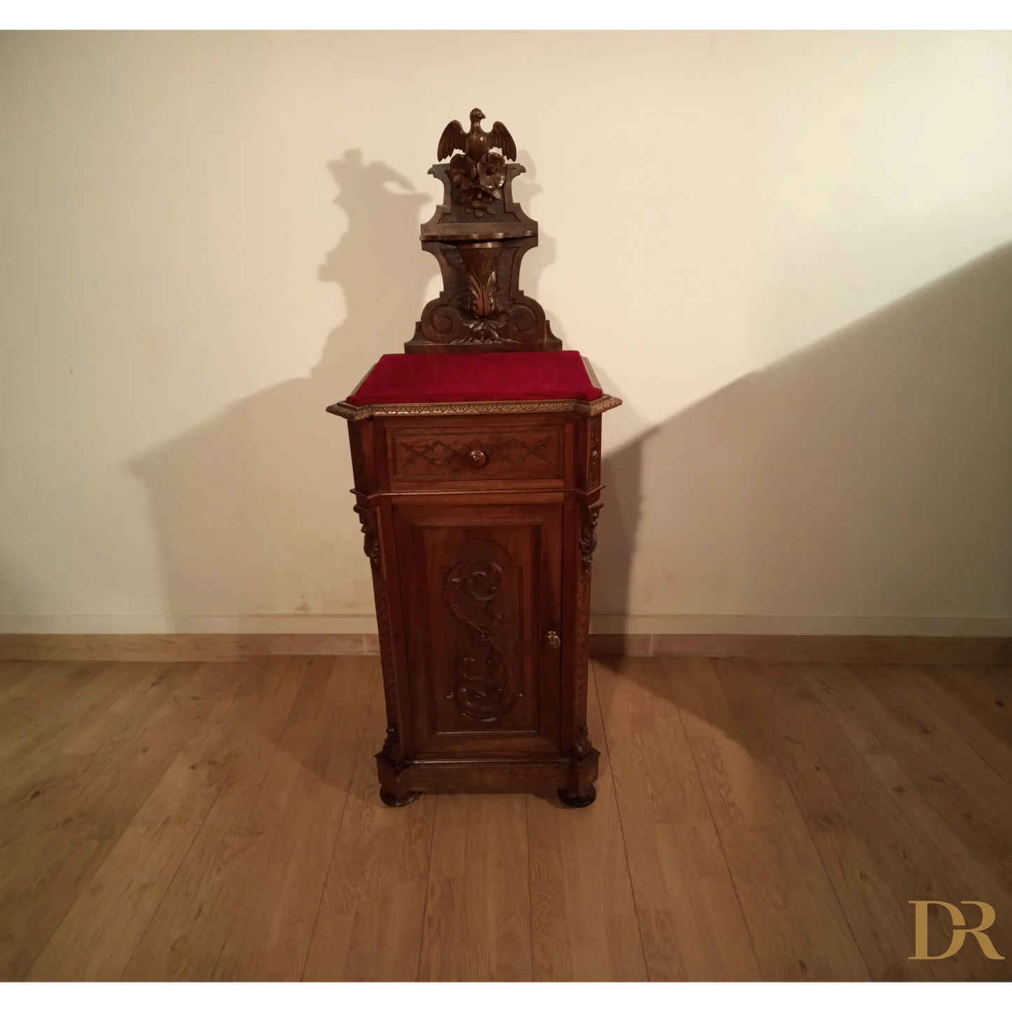 Orologio in legno su cuscino rosso, parte di un set di cassettiera italiana noce