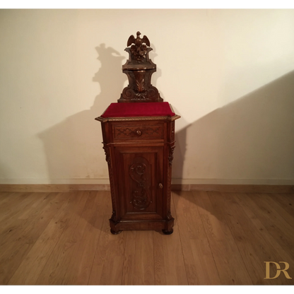 Orologio in legno su cuscino rosso, parte di un set di cassettiera italiana noce