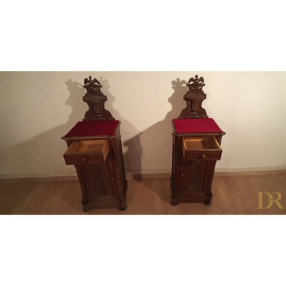 Comodini in noce, XIX secolo, Italia, set di 2 tavolini in legno intagliato