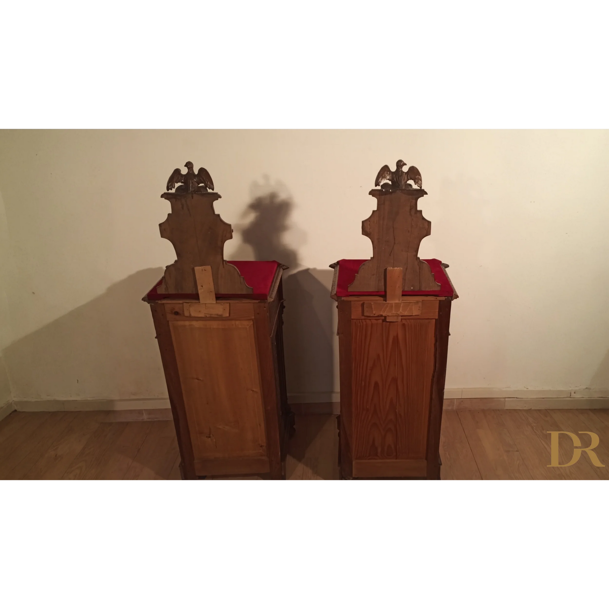 Set di comodini italiani in noce con cuscini rossi, XIX secolo, Italia
