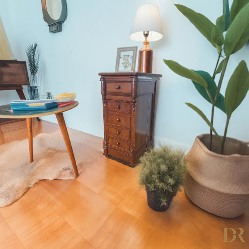 Comodino vintage con cassetti in stile classico e marmo bianco restaurato