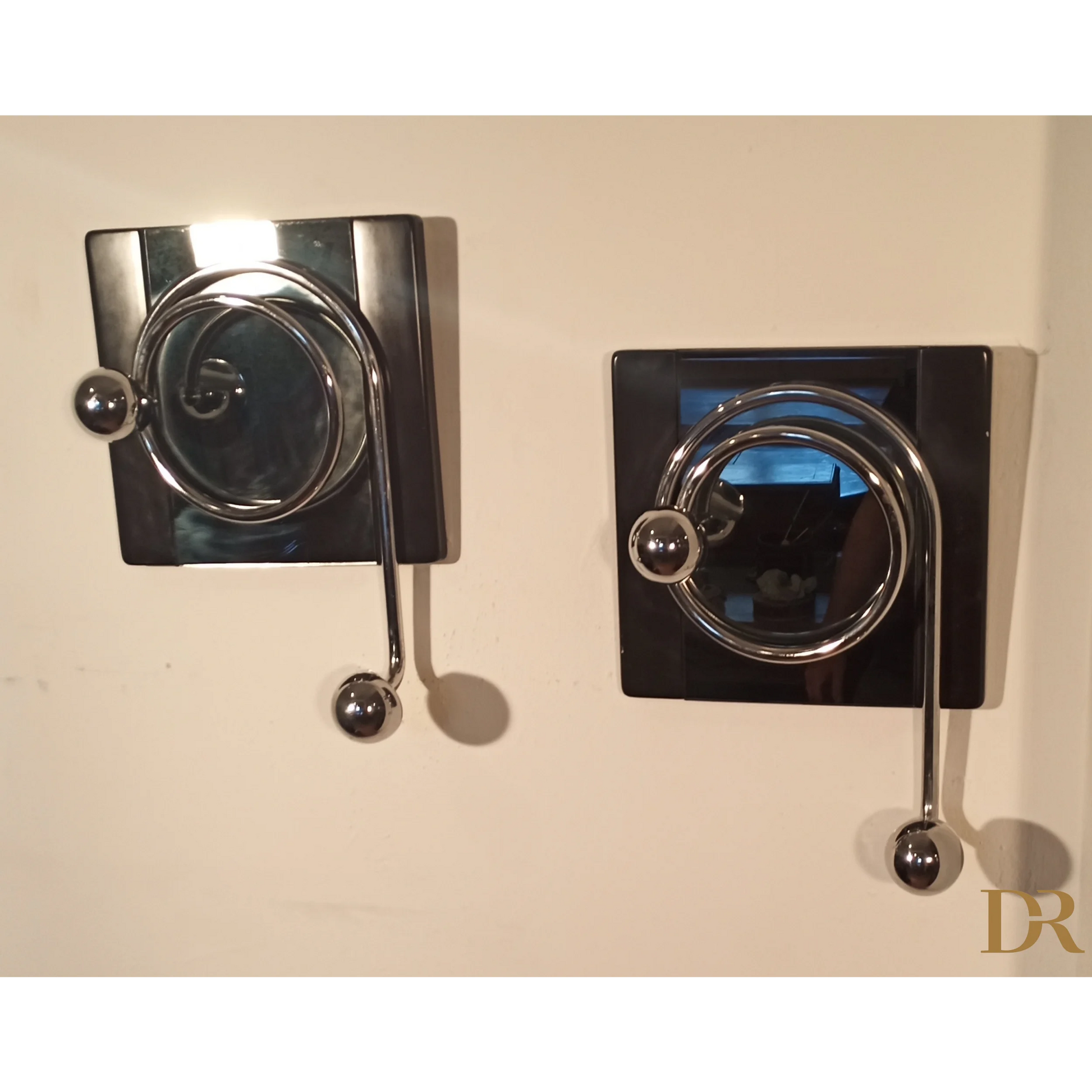 Due ganci appendiabiti eleganti di Willy Rizzo con design circolare