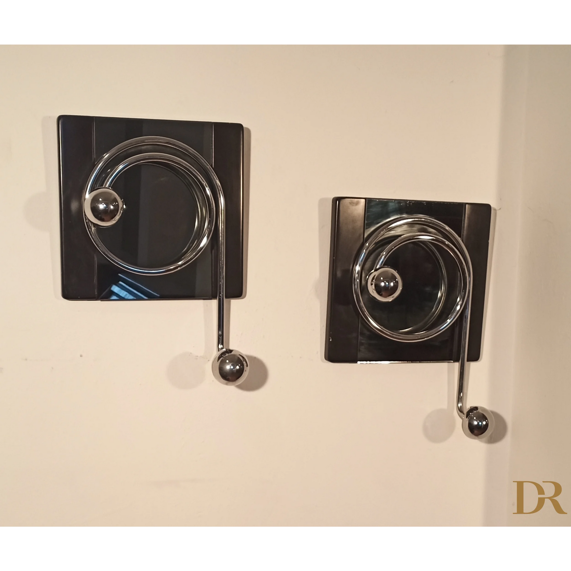 Due eleganti ganci appendiabiti di Willy Rizzo con design spiralato in cromo