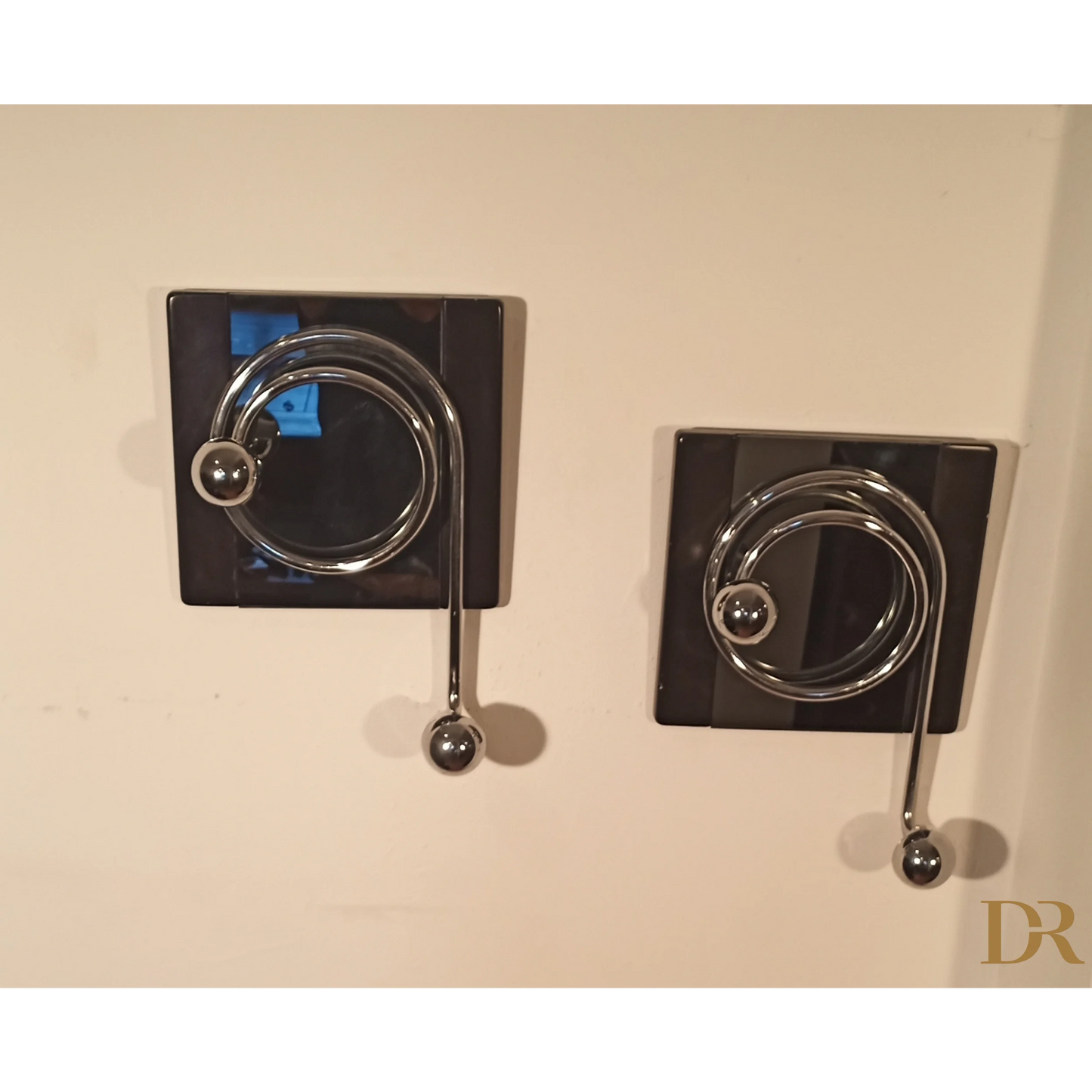 Due eleganti ganci appendiabiti di Willy Rizzo con design circolare in cromo