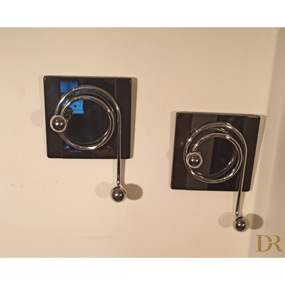 Due eleganti ganci appendiabiti di Willy Rizzo con design circolare in cromo