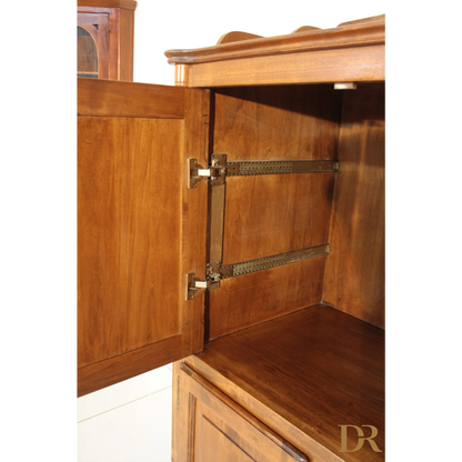 Porta credenza classica con cerniere metalliche su superficie in legno, Dario Raia Antiquariato