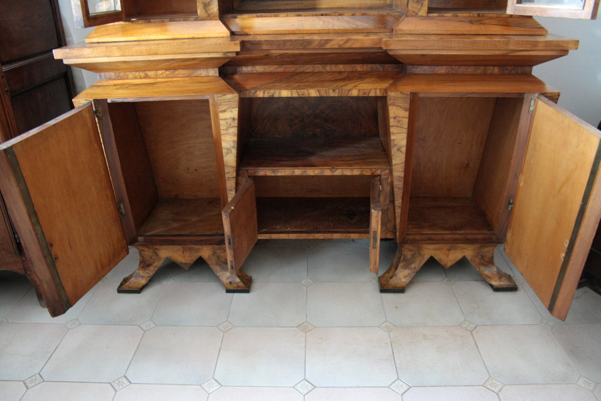 Credenza due corpi Art Decò con ante aperte, realizzata per il ministro Bottai nel 1933