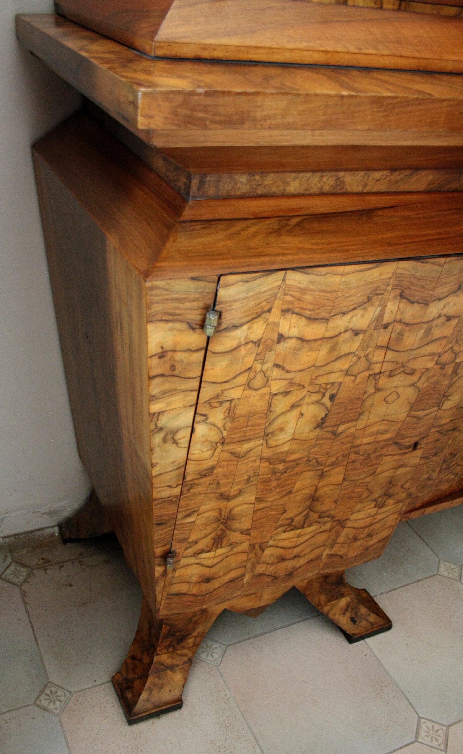 Credenza due corpi Art Decò con rivestimento decorativo in legno, ministro Bottai 1933