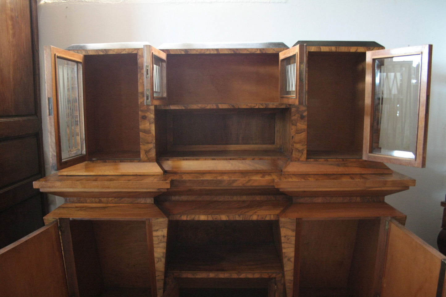 Credenza due corpi Art Decò con ante aperte, realizzata per il ministro Bottai 1933