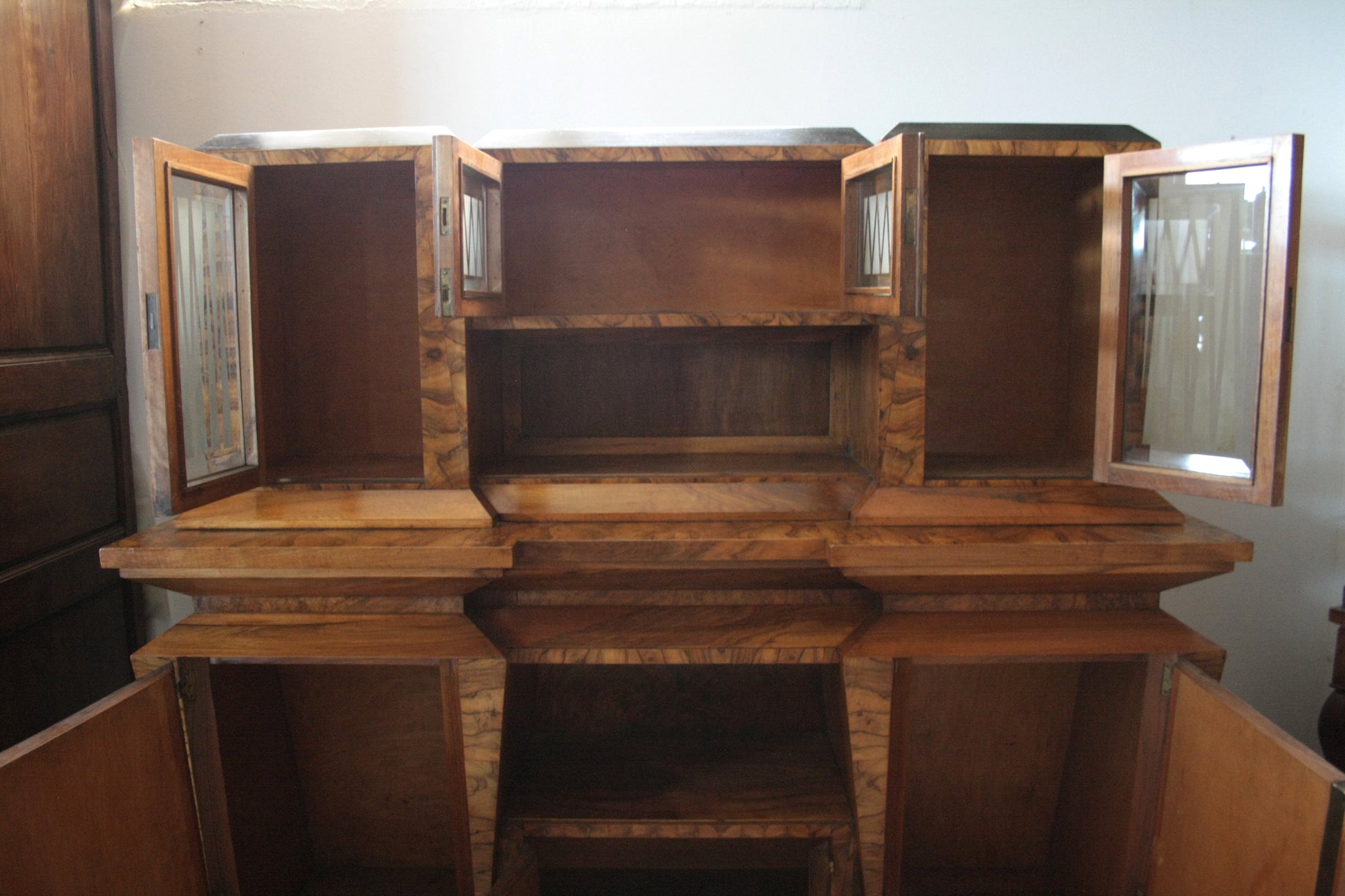 Credenza due corpi Art Decò con ante aperte, realizzata per il ministro Bottai 1933