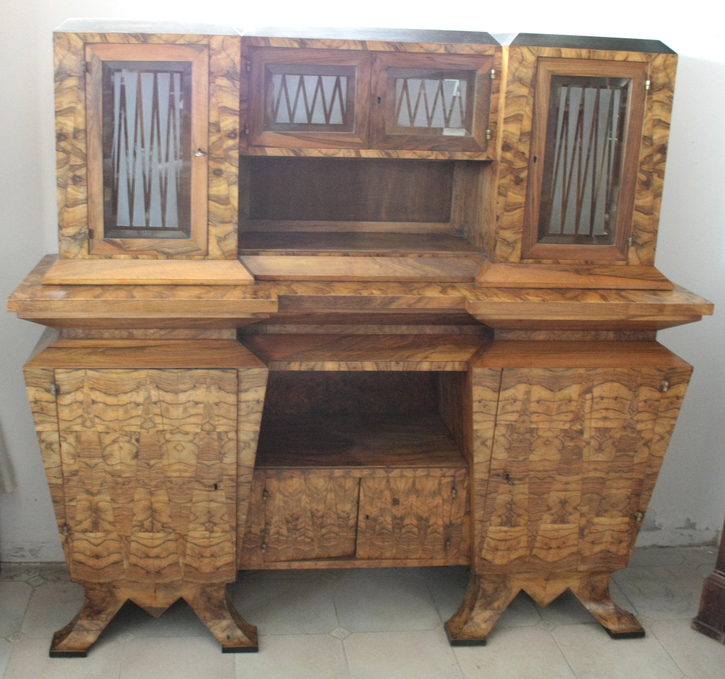 Credenza due corpi Art Decò Italia Roma con mobile in legno e ante di vetro