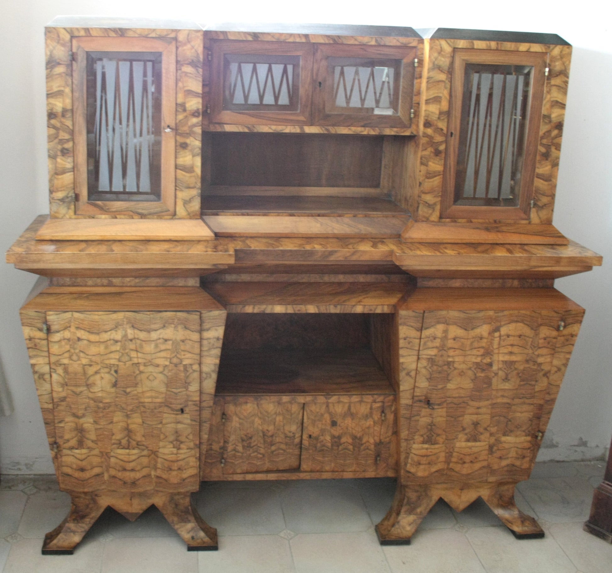 Credenza due corpi Art Decò Italia Roma con mobile in legno e ante di vetro