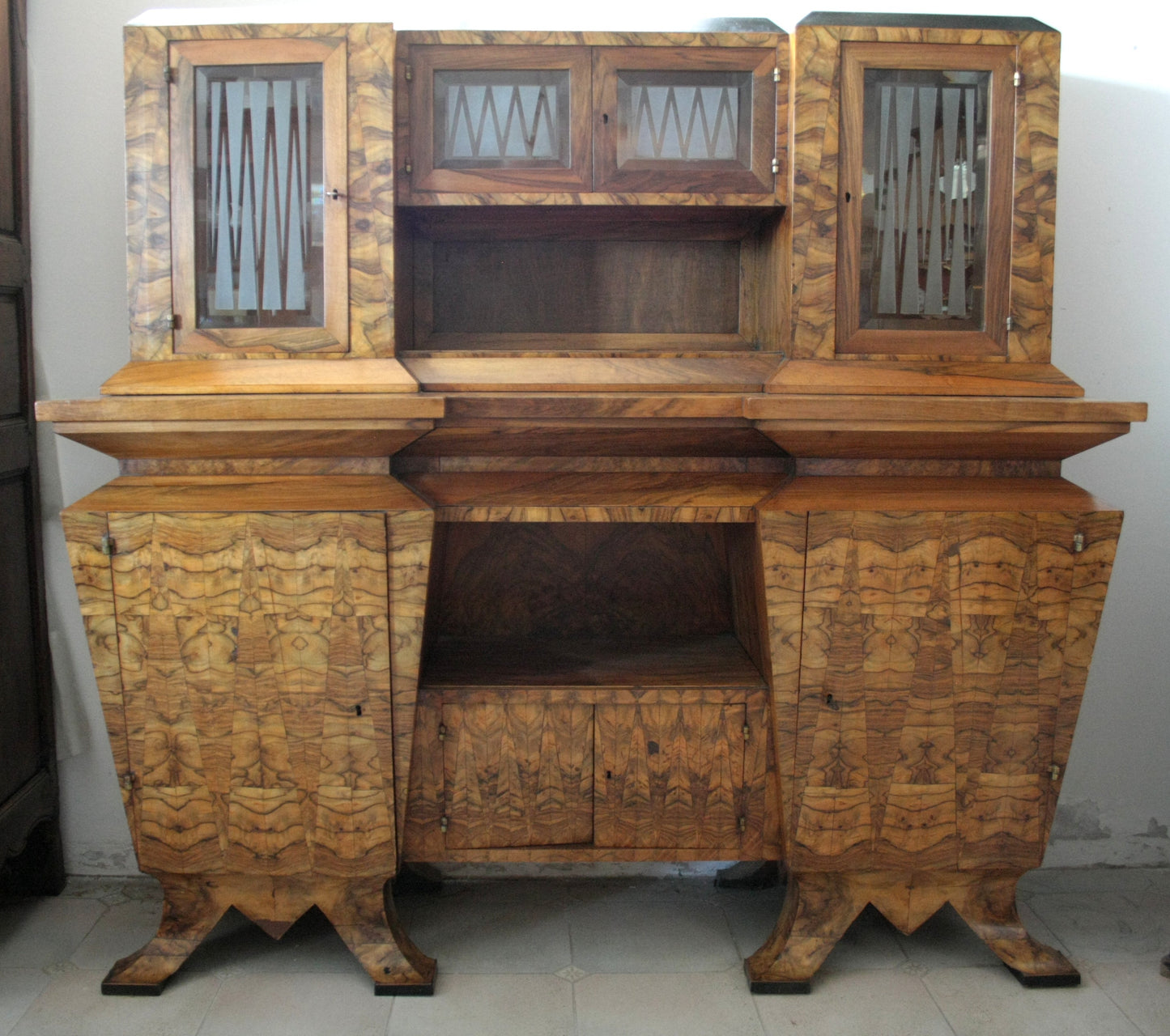 Credenza due corpi Art Decò con ante in vetro, commissionata dal ministro Bottai nel 1933