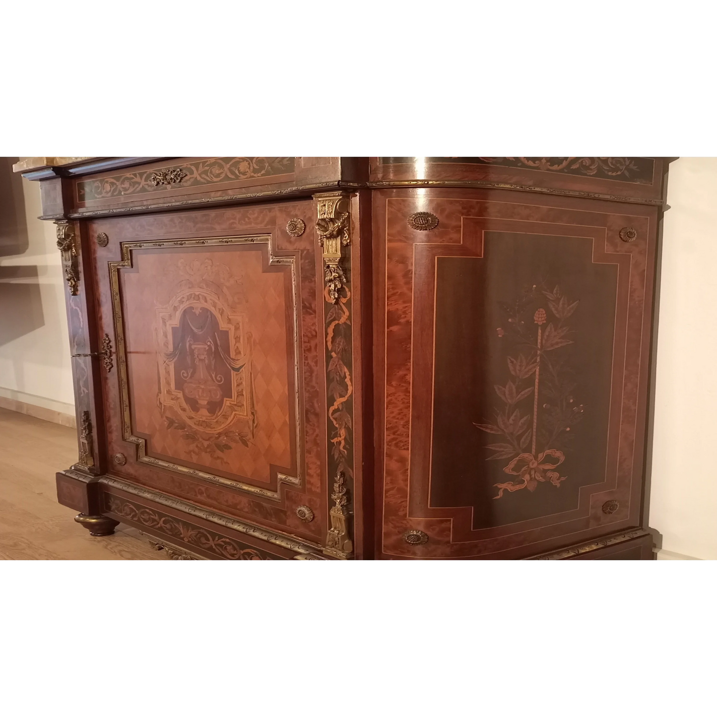 Credenza intarsiata con applicazioni ottone marmo XX secolo varie essenze legno - Dario Raia Antiquariato Modernariato Vintage