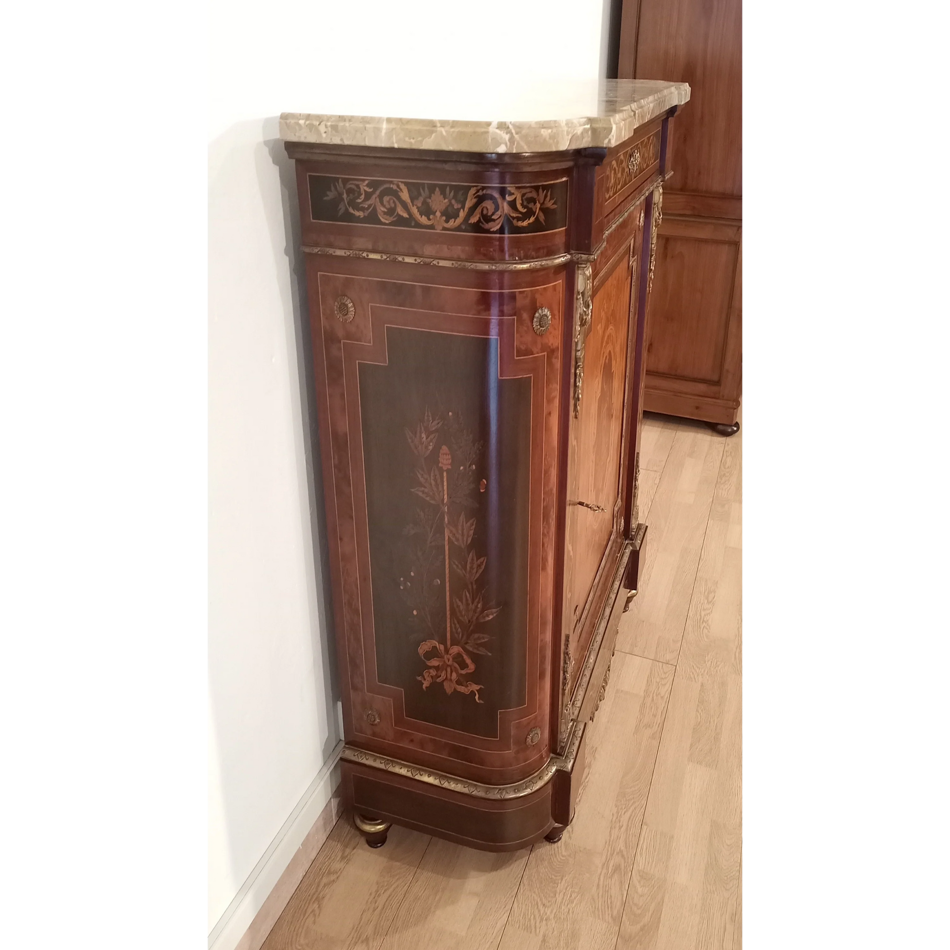 Credenza intarsiata con applicazioni ottone marmo XX secolo varie essenze legno