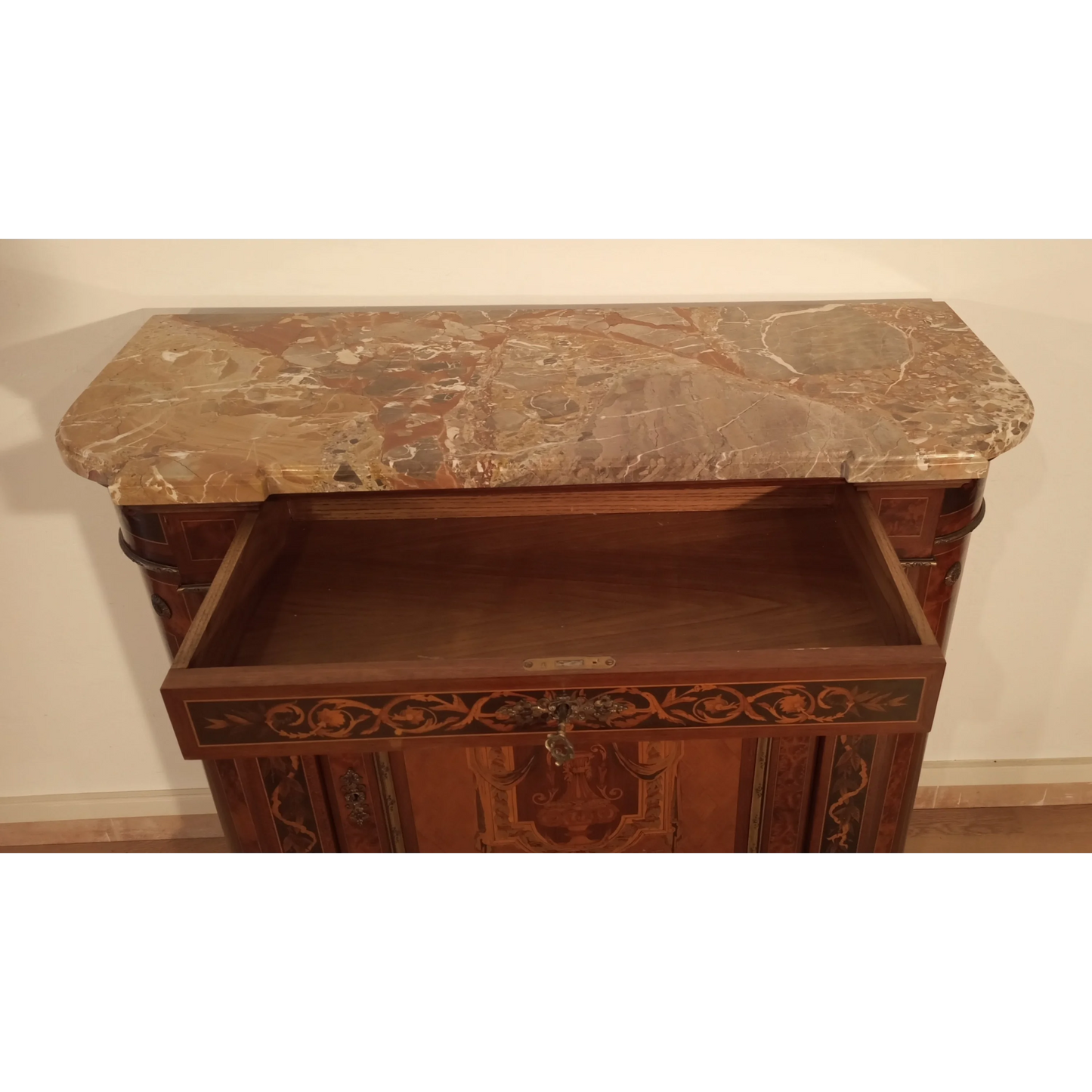 Credenza intarsiata con applicazioni ottone marmo XX secolo varie essenze legno