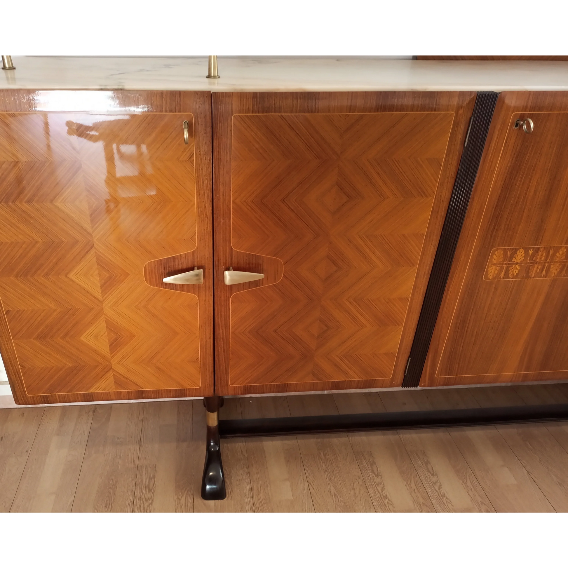 Credenza mid-century Dassi | Mobile Bar Consolle Vittorio Dassi Cecchini Dario Raia Antiquariato Modernariato Vintage anni 50 anni 60 anni 70 console TV multimediale credenza bar multimediale credenza bar TV credenza bassa in rovere laccatura nera maniglie ottone mid-century modern Mobile in legno di noce mobile TV in noce Mobili antichi Mobili da pranzo Mobili nuovi per la casa Mobili per la casa nuova Mobili per sala studio modernariato originale ottone palissandro radica di noce restaurata