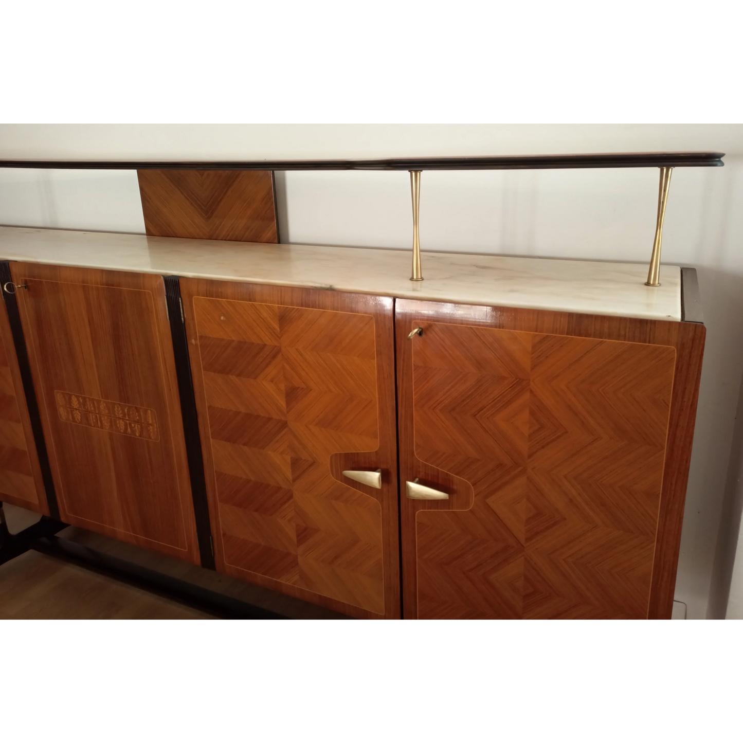 Credenza mid-century Dassi | Mobile Bar Consolle Vittorio Dassi Cecchini Dario Raia Antiquariato Modernariato Vintage anni 50 anni 60 anni 70 console TV multimediale credenza bar multimediale credenza bar TV credenza bassa in rovere laccatura nera maniglie ottone mid-century modern Mobile in legno di noce mobile TV in noce Mobili antichi Mobili da pranzo Mobili nuovi per la casa Mobili per la casa nuova Mobili per sala studio modernariato originale ottone palissandro radica di noce restaurata