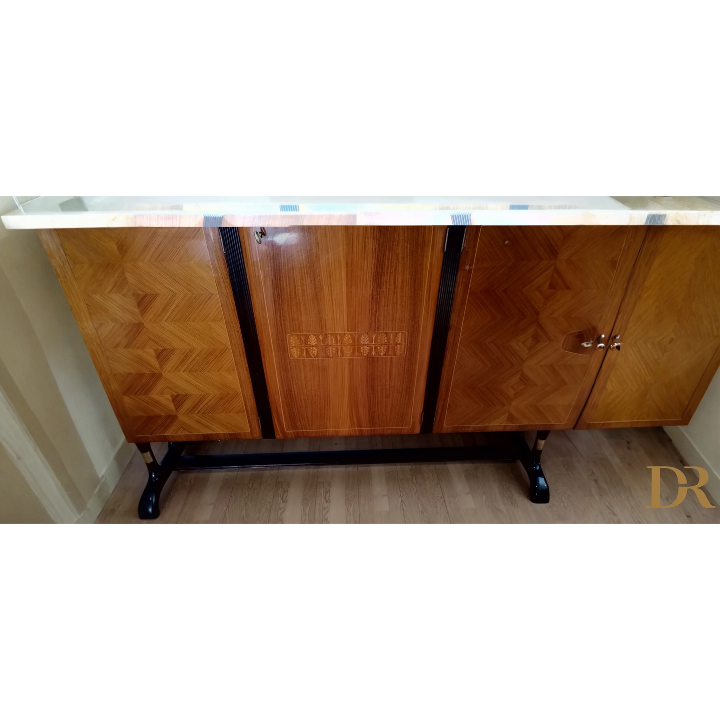 Credenza mid-century Dassi con gambe nere e pannelli a chevron per bar elegante