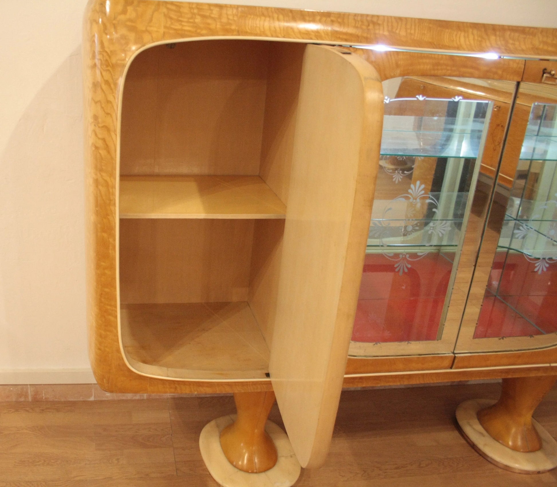 Mobile bar credenza vittorio dassi anni 50 con porta aperta struttura art deco in legno essenziale e moderna