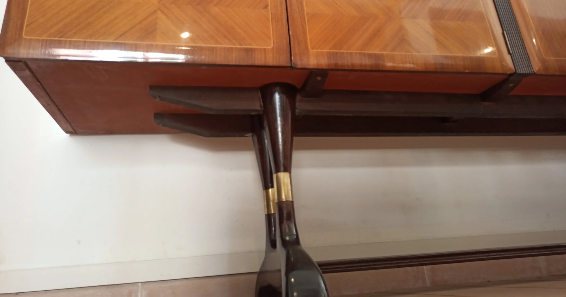 Pair di bacchette in legno con anelli dorati presentate su mobile bar consolle vittorio dassi cecchini