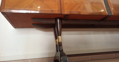 Pair di bacchette in legno con anelli dorati presentate su mobile bar consolle vittorio dassi cecchini