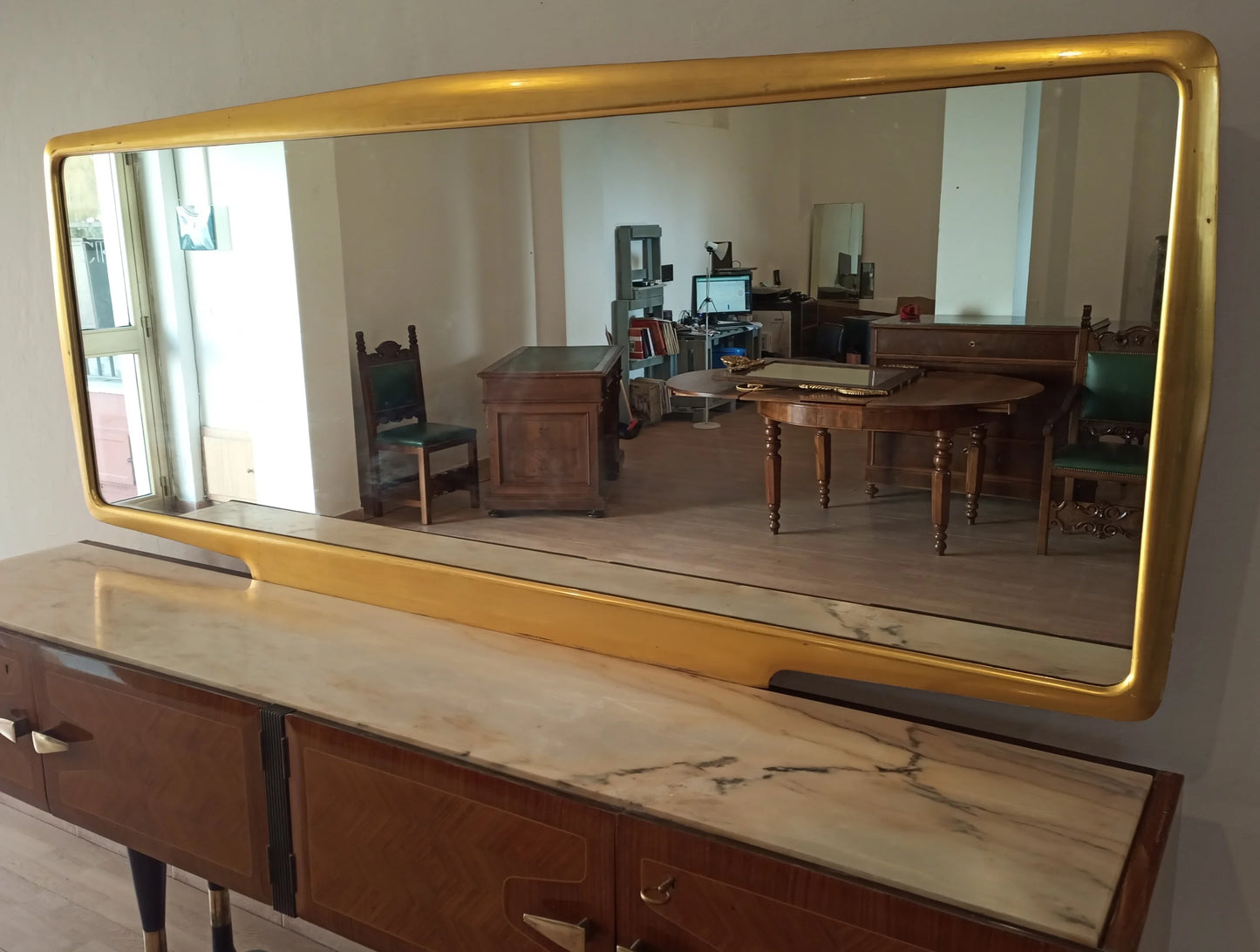 Mobile bar consolle vittorio dassi con specchio rettangolare dorato su comò in legno con piano in marmo