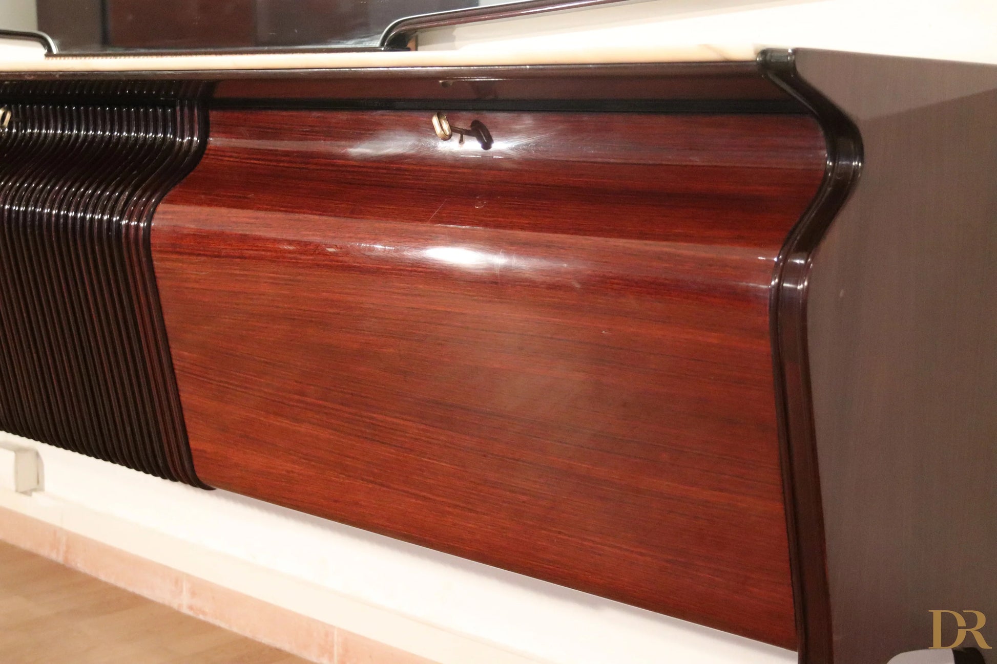 Credenza di Osvaldo Borsani in mogano con design italiano modernista e stecche verticali scure sul pannello sinistro
