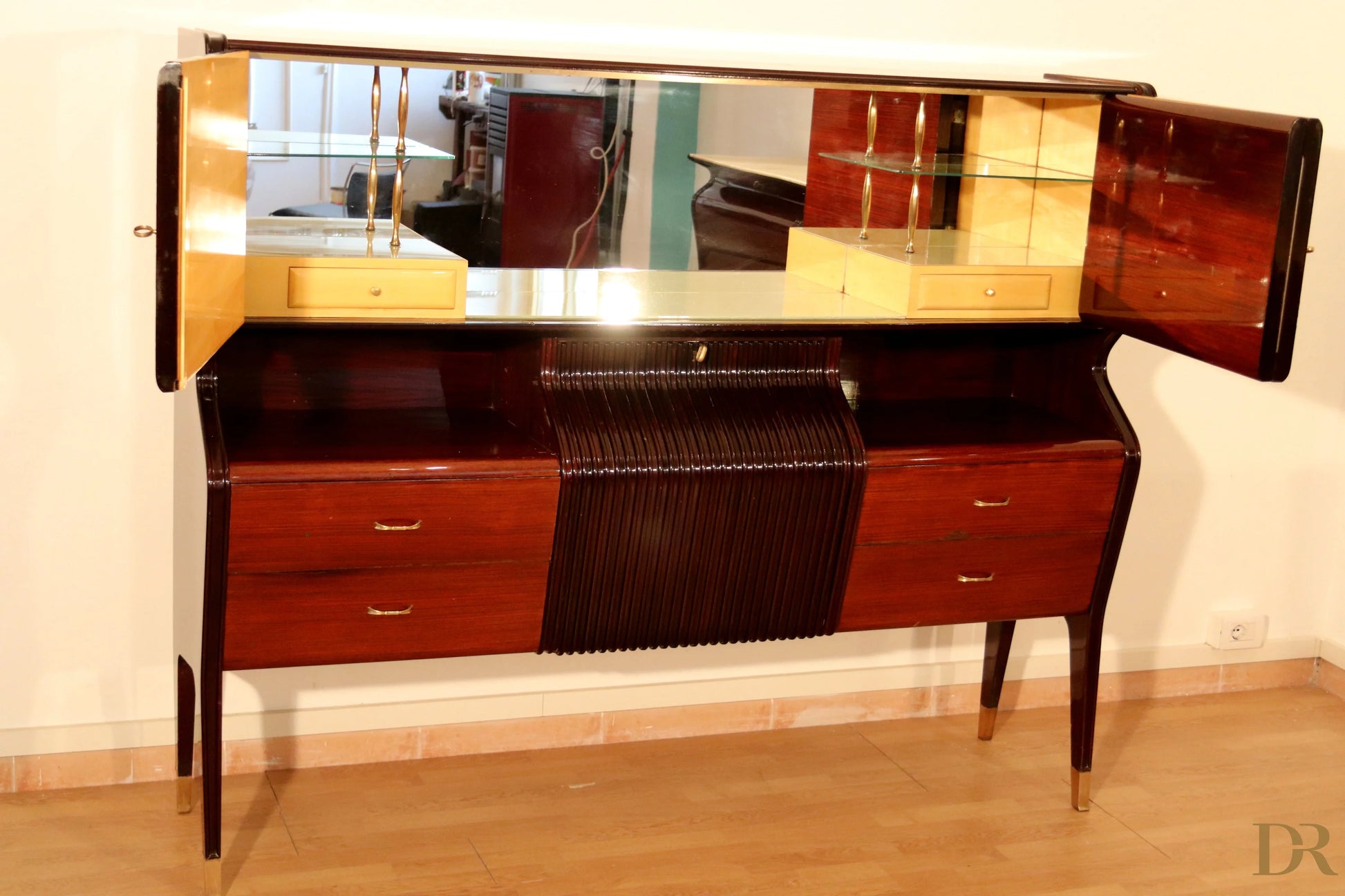 Credenza di metà secolo osvaldo borsani in mogano e ottone con ante a specchio e mensole in vetro arredamenti borsani varedo