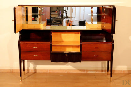 Elegante credenza di metà secolo in mogano e palissandro con vetro e maniglie in ottone di osvaldo borsani