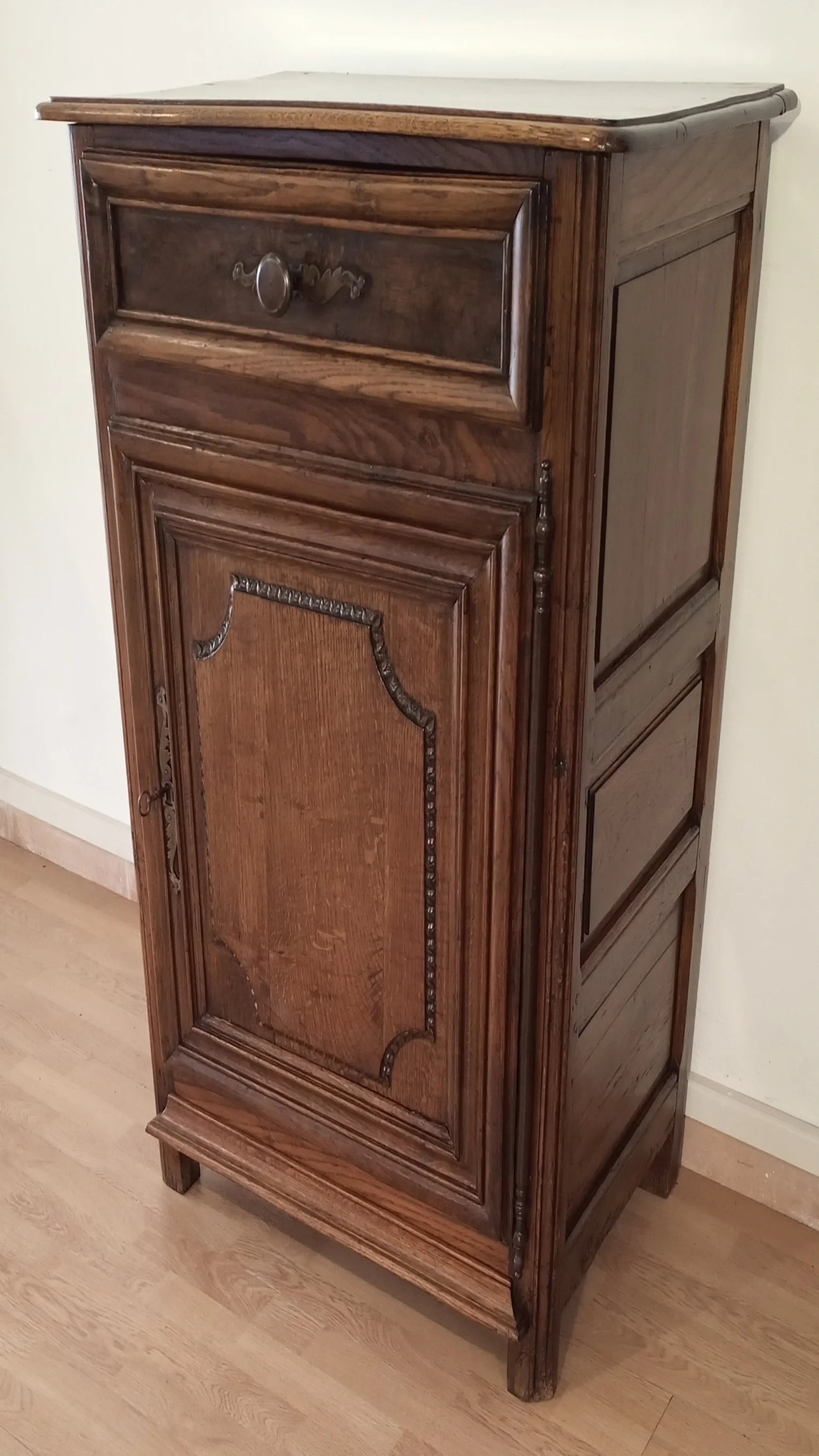 Credenza vintage bassa in legno di rovere con cassetto e anta decorativa in stile rustico