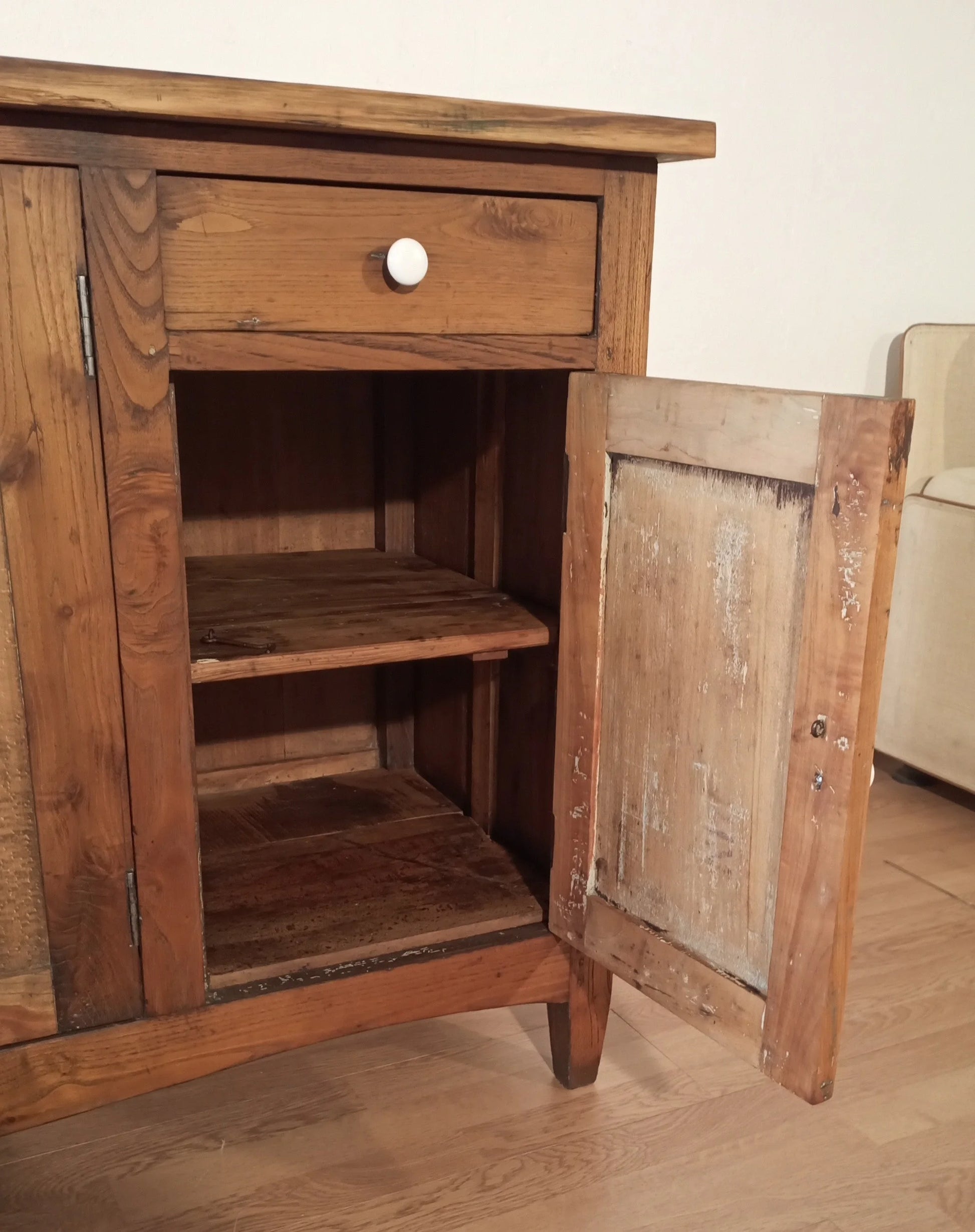 Credenza bassa pino rustica in legno con cassetto e anta aperta che mostra scaffali interni, italia xix secolo