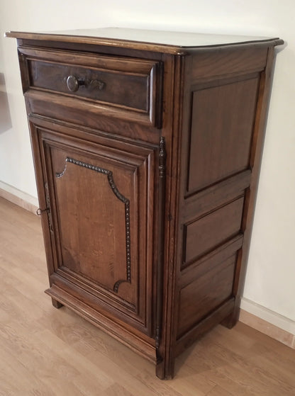 Credenza vintage in legno di rovere con una cassettiera rustica e armadietto decorato in stile 1700