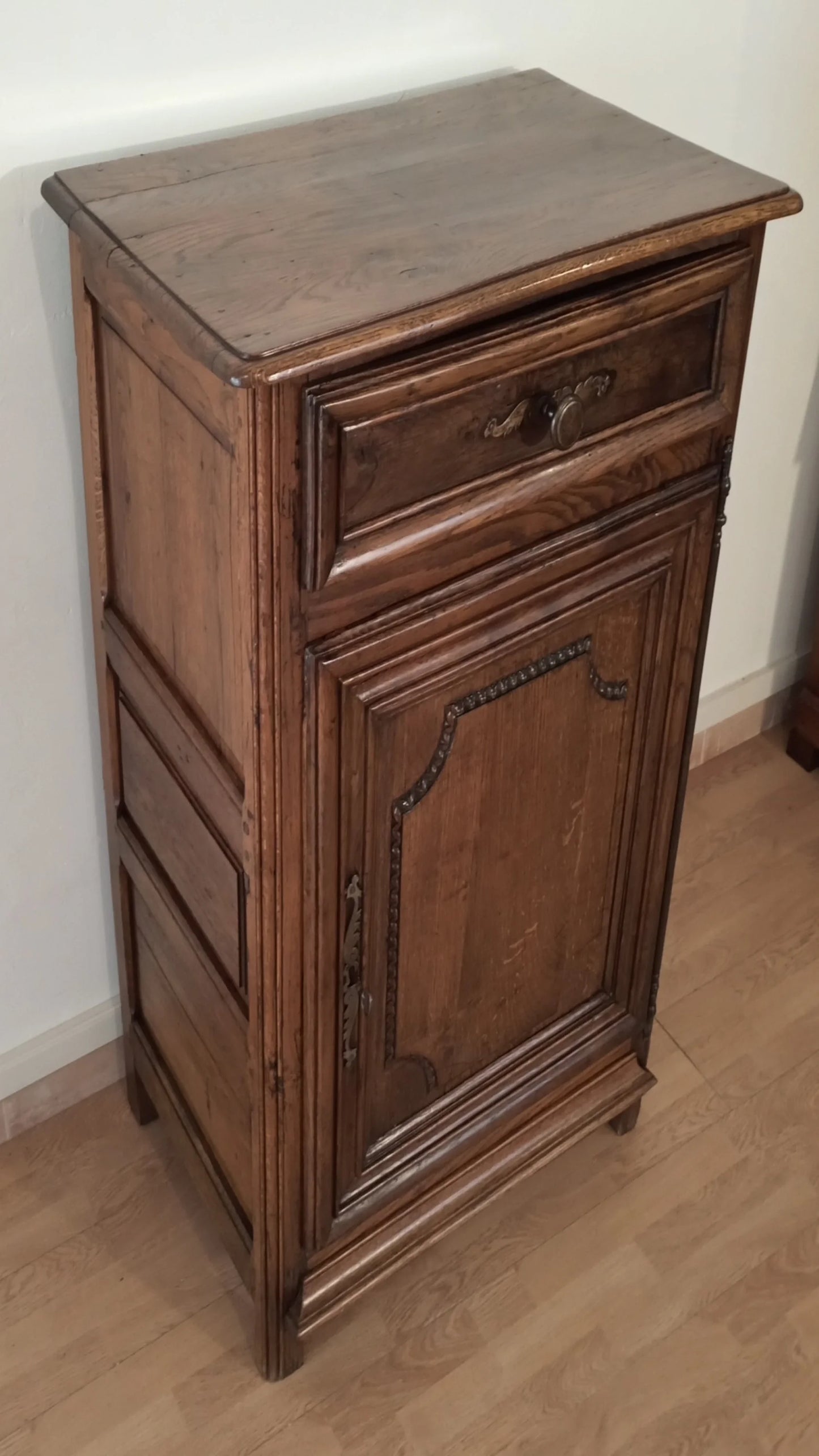 Credenza vintage bassa in legno di rovere con cassetto e anta intagliata in stile rustico