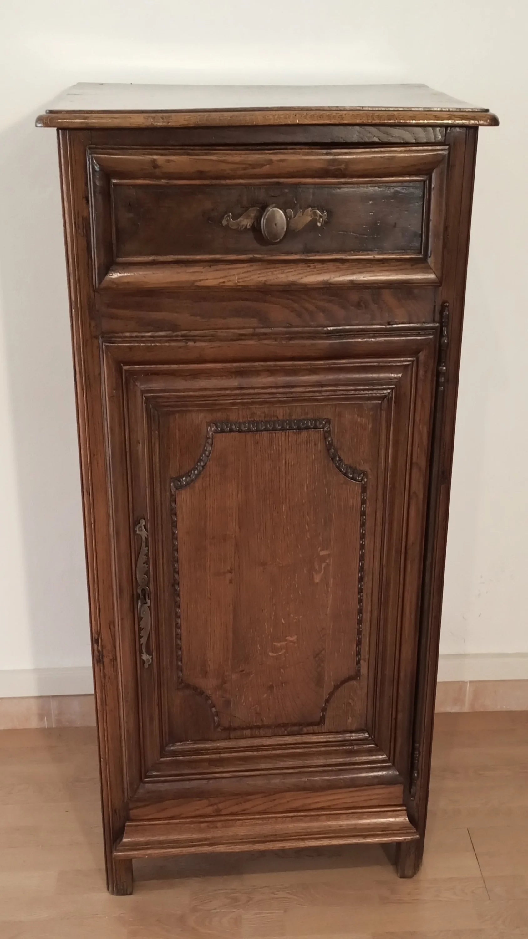 Credenza vintage in rovere con cassetto e anta in legno rustico ideale come comodino basso