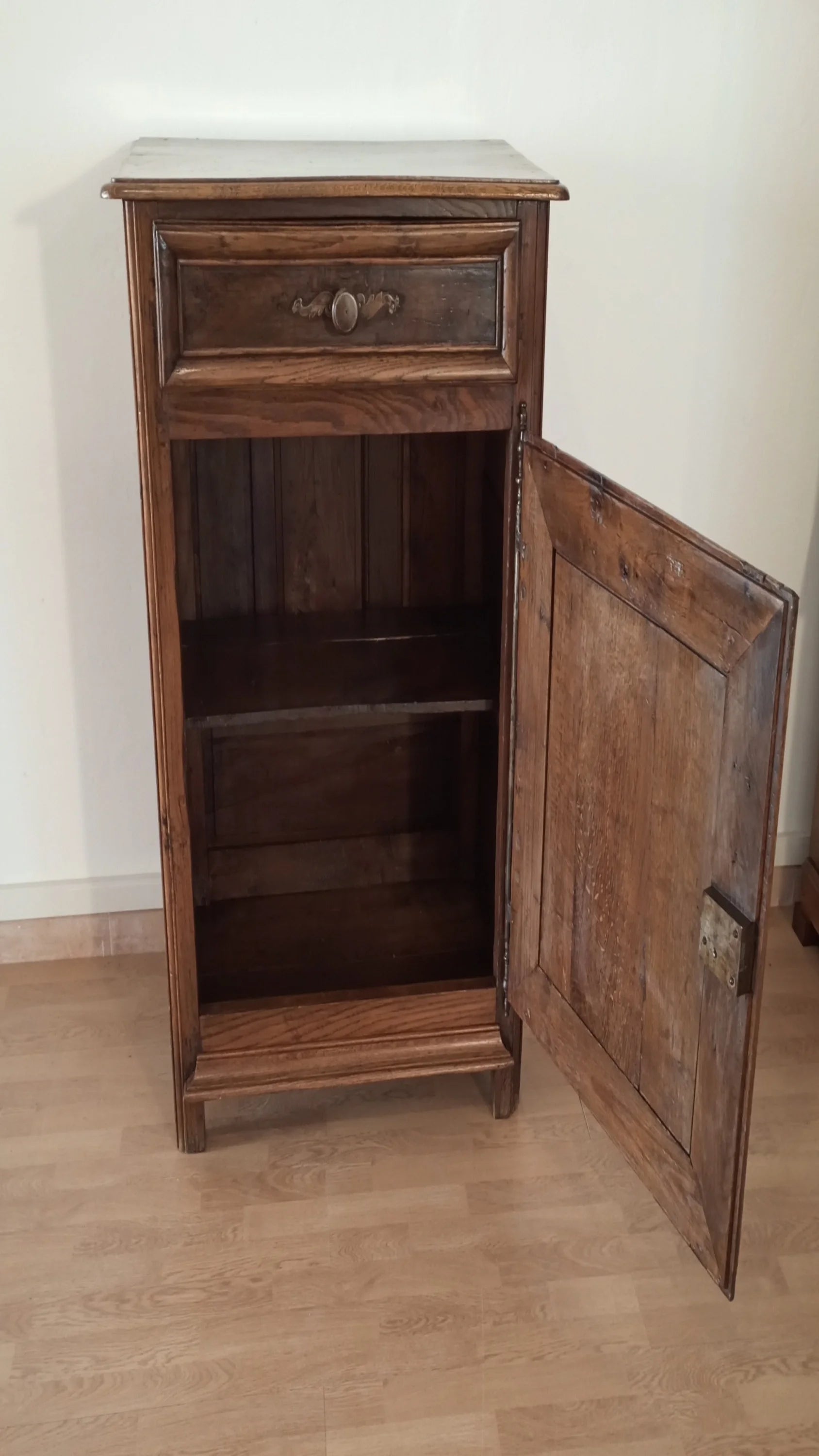 Credenza bassa vintage in legno di rovere con cassetto e anta a battente in stile rustico