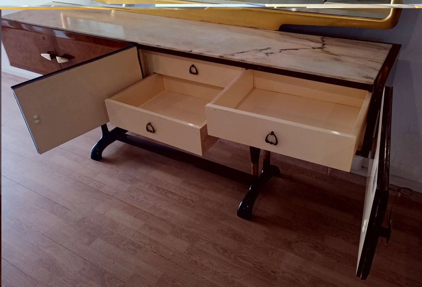 Credenza mid-century in legno con tre cassetti aperti e maniglie metalliche mobile bar consolle vittorio