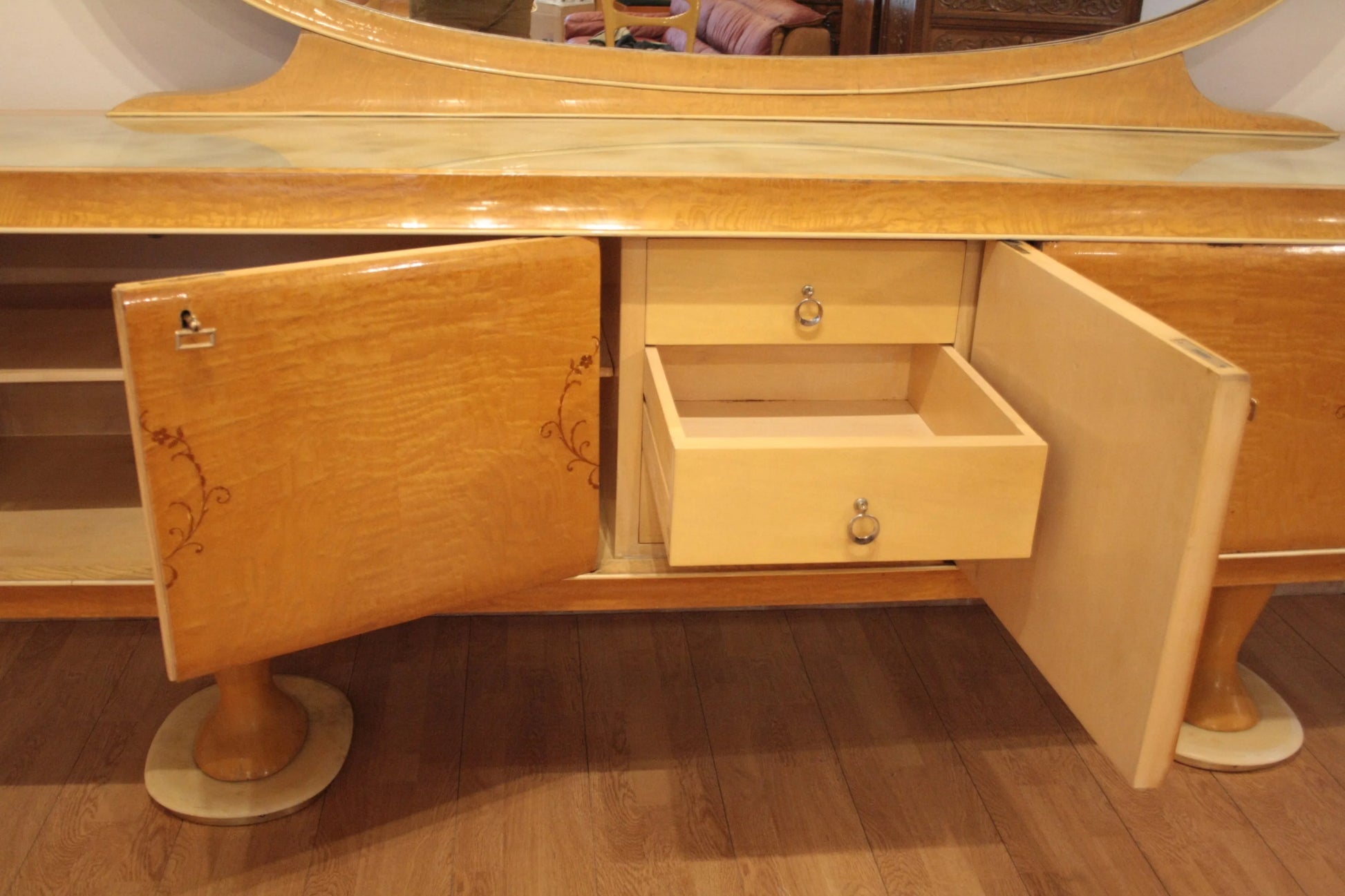 Credenza mid-century moderna di vittorio dassi anni 50 in legno con ante e cassetti aperti proposta da dario raia antiquariato