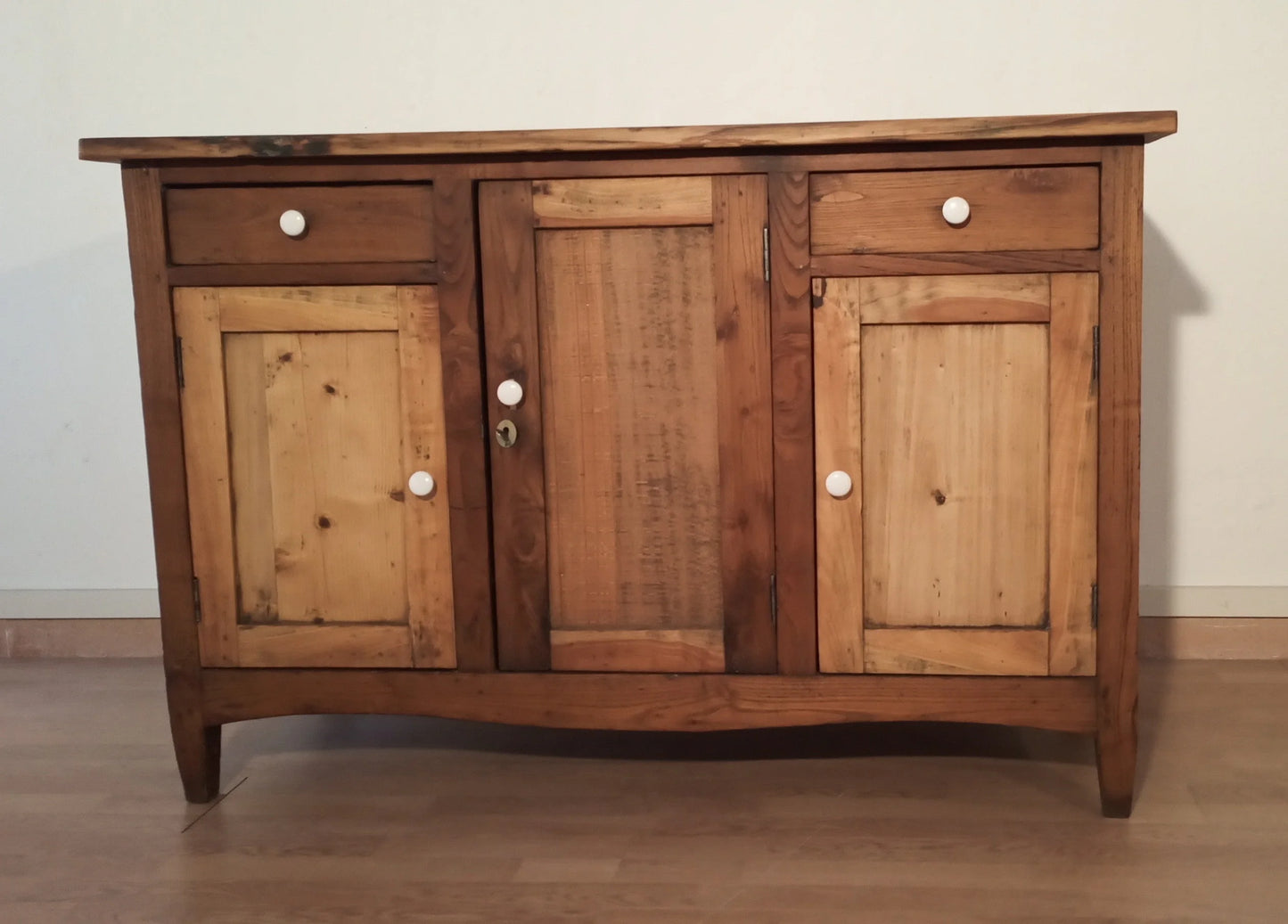 Credenza bassa in pino rustica con tre ante e due cassetti originale del sud italia fine xix secolo