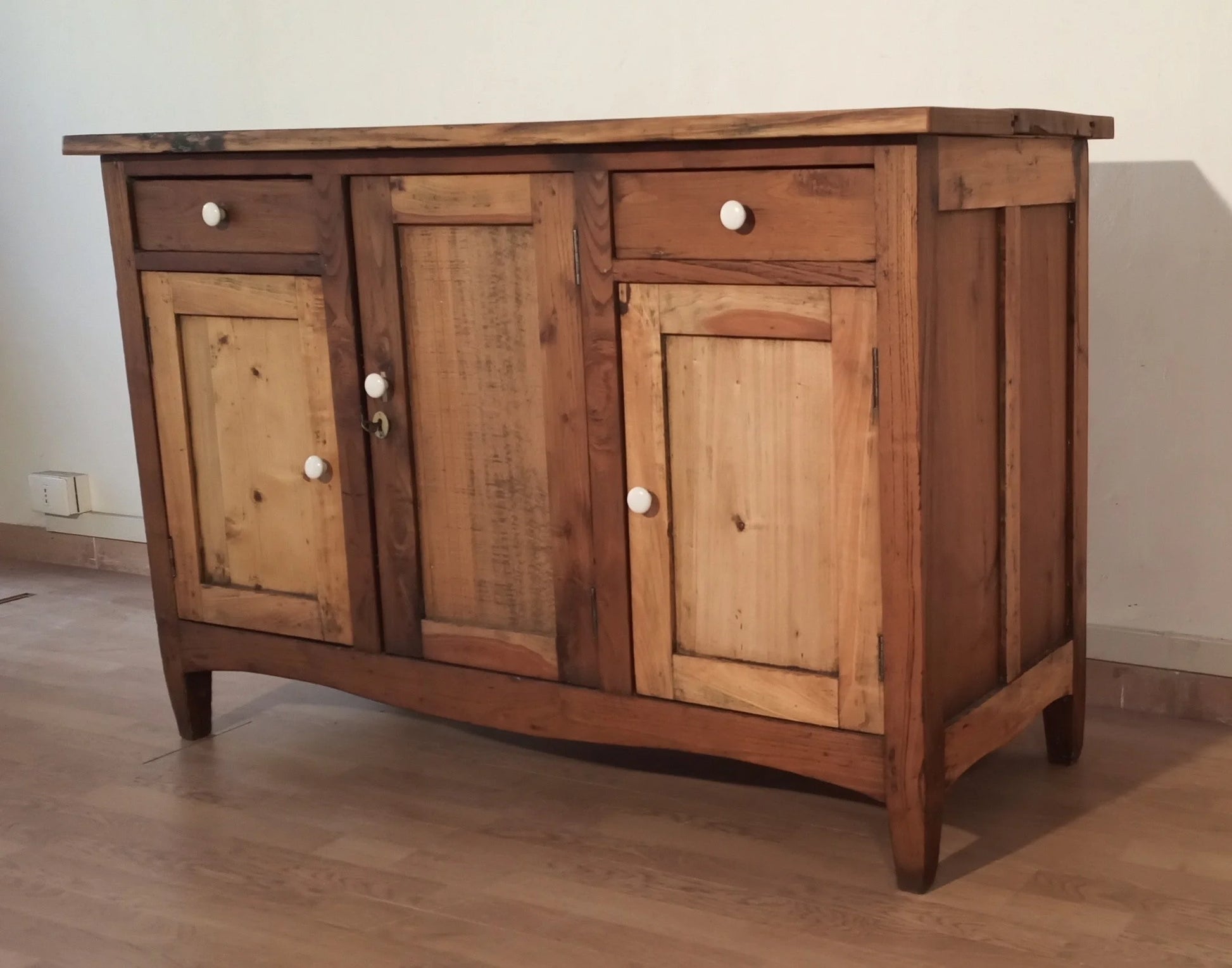 Credenza bassa pino rustica italia fine xix secolo con tre ante e due cassetti con pomelli bianchi