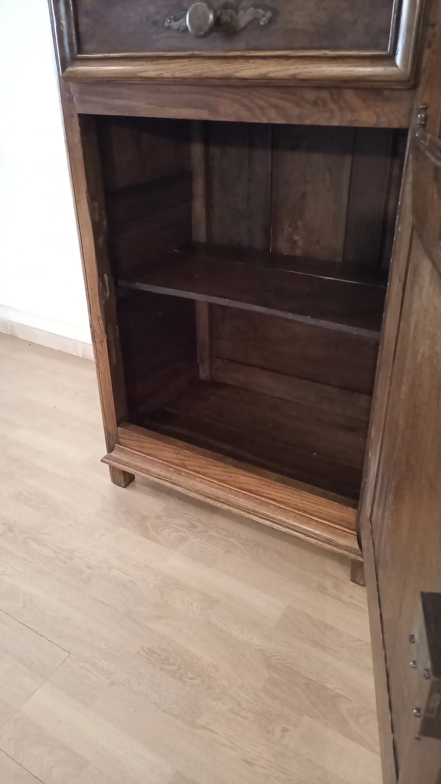 Credenza bassa vintage in legno di rovere con mensole vuote, rifiniture decorative e piedi su ruote