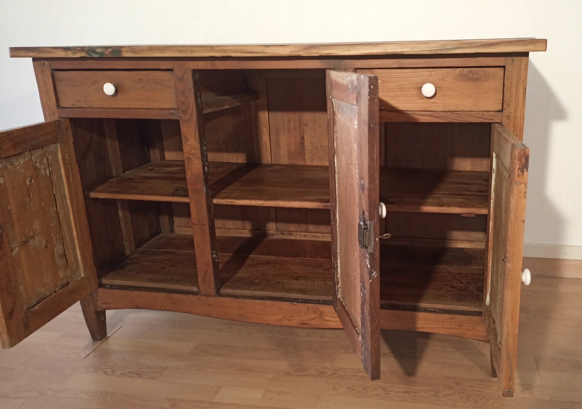Credenza bassa in pino rustica italia fine xix secolo con due cassetti e tre ante con scaffali interni