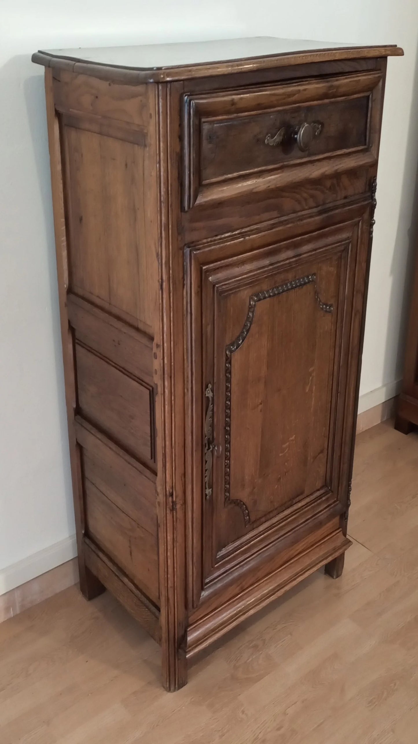 Credenza bassa vintage in legno di rovere con un cassetto e una porta in stile rustico tradizionale
