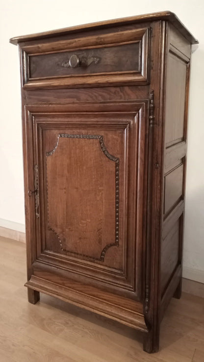 Credenza vintage in legno di rovere con un cassetto e una porta con dettagli di modanatura decorativa