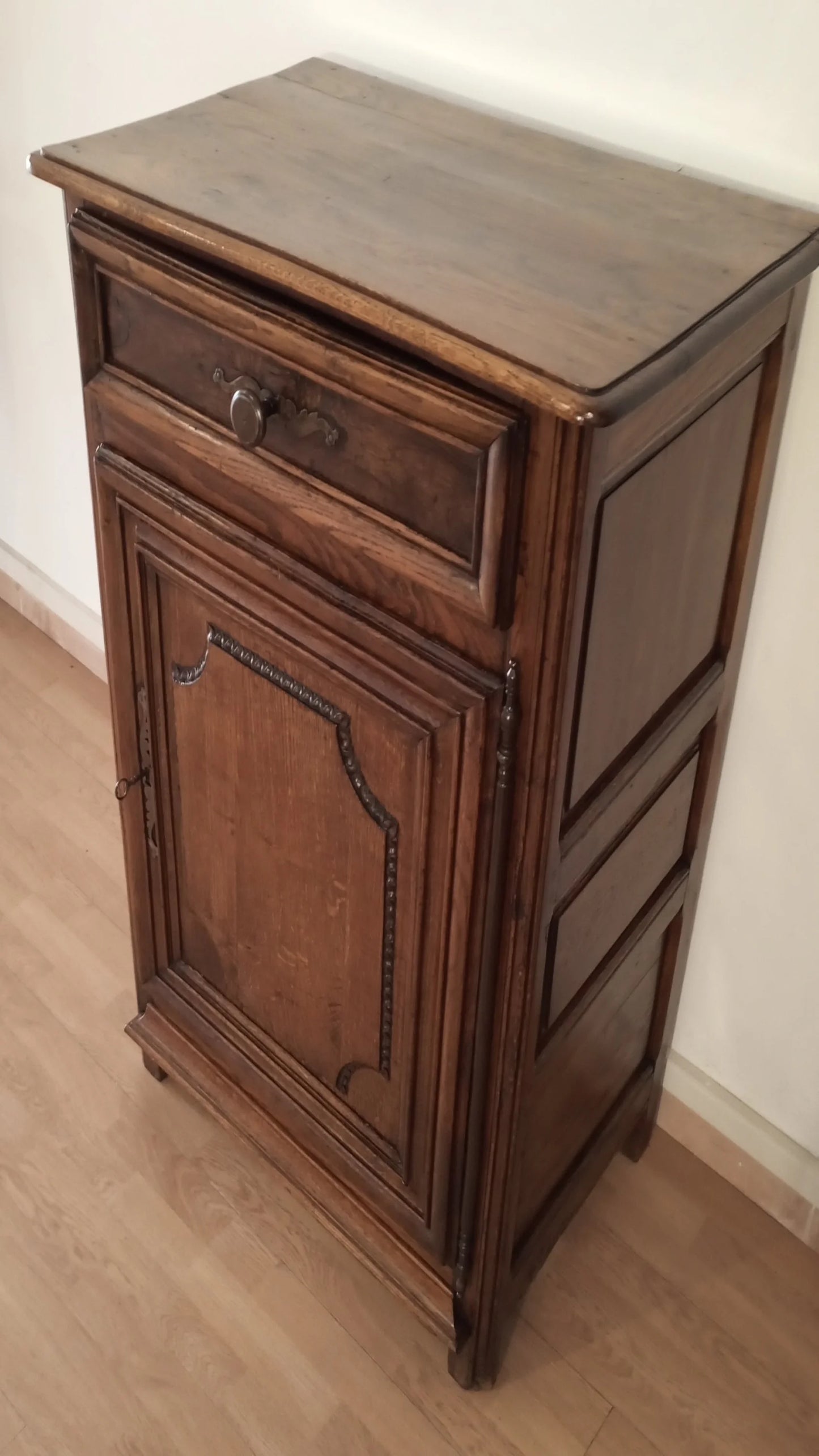 Credenza bassa vintage in legno di rovere con un cassetto e una porta con pannelli intagliati decorativi
