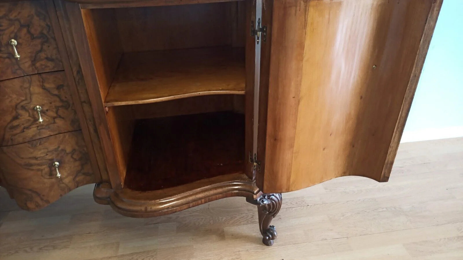 Credenza bassa chippendale in radica di noce con piedi artigianali a artiglio e ante curve in legno elegante