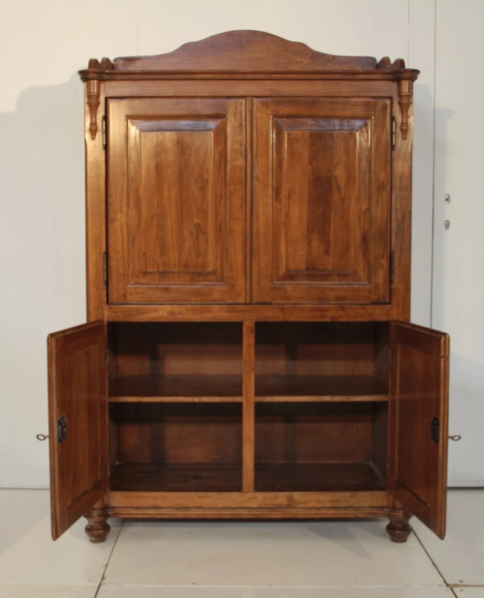 Credenza classica in legno con porte doppie, modanatura decorativa e piedi torniti per dario raia antiquariato