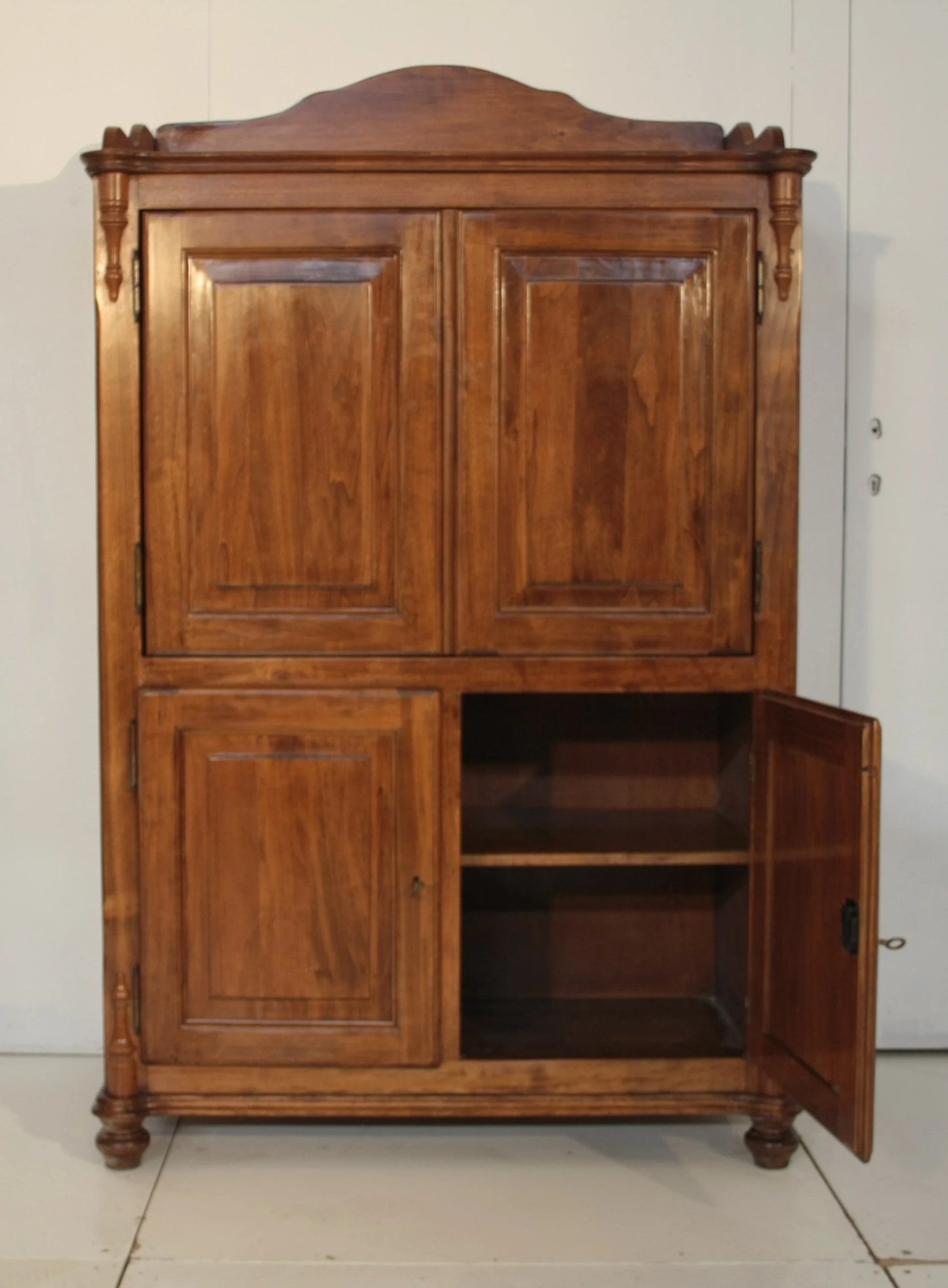 Credenza classica in legno con quattro ante, cornice decorativa e ruote, ideale per dario raia antiquariato vintage
