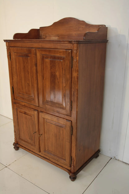 Credenza classica in legno con quattro ante, modanatura decorativa e piedi a cipolla di dario raia antiquariato vintage